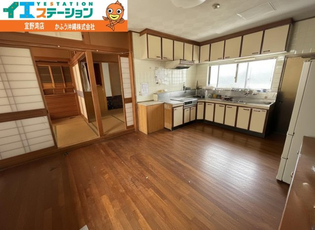 伊祖３丁目収益物件（事務所兼住宅）の居間・リビング|※画像はAI処理により家具を消去しています。