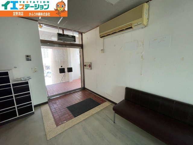 伊祖３丁目収益物件（事務所兼住宅）の玄関