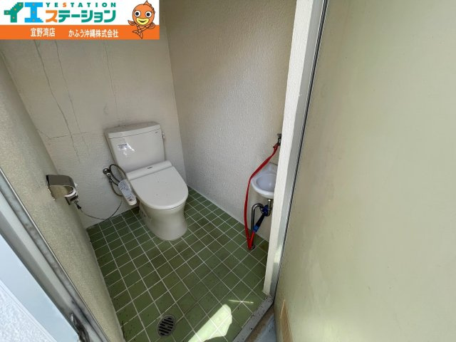 伊祖３丁目収益物件（事務所兼住宅）のトイレ