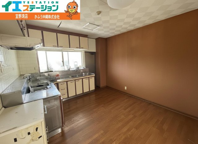 伊祖３丁目収益物件（事務所兼住宅）の居間・リビング|※画像はAI処理により家具を消去しています。