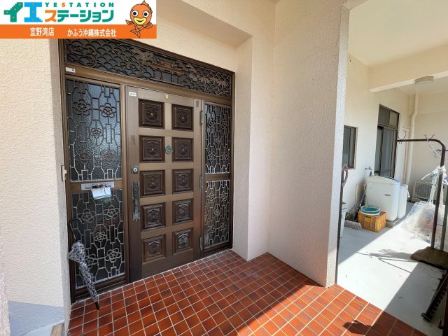伊祖３丁目収益物件（事務所兼住宅）の玄関