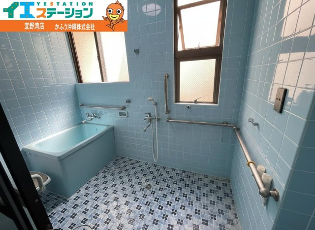 伊祖３丁目収益物件（事務所兼住宅）の浴室|※画像はAI処理により家具を消去しています。