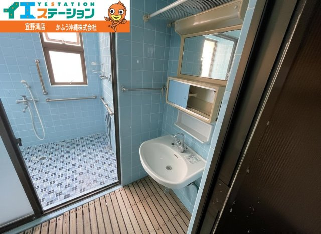 伊祖３丁目収益物件（事務所兼住宅）の独立洗面台|※画像はAI処理により家具を消去しています。