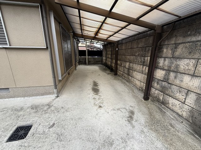 東中戸建の駐車場