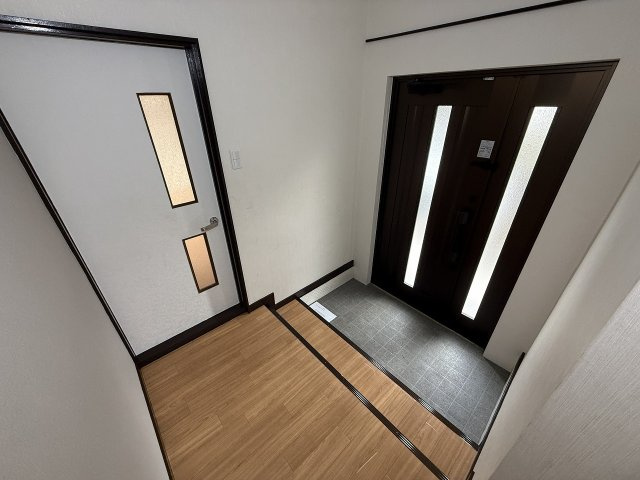 東中戸建の玄関