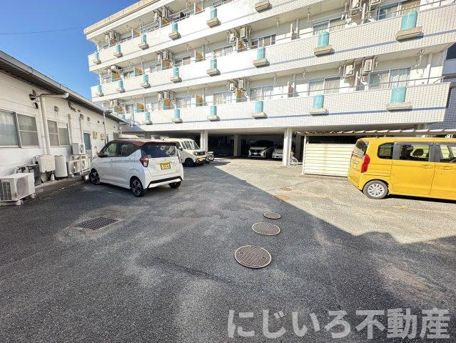 ビクトリーハイツ新港の駐車場