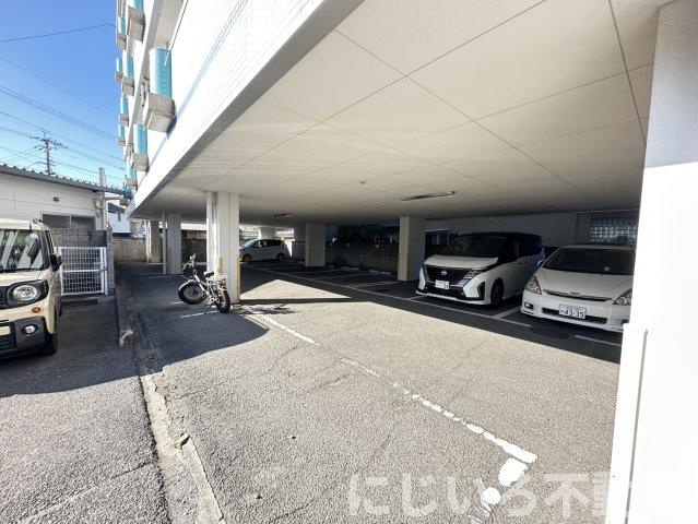 ビクトリーハイツ新港の駐車場