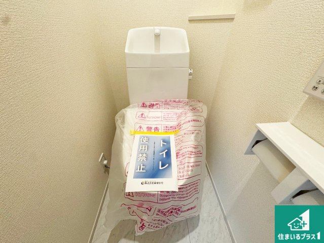 ●奈良市あやめ池南　新築一戸建てのトイレ|1・2階の2ヶ所にあるので、朝の忙しい時間の順番待ちもなく、深夜の利用にも大変便利です。