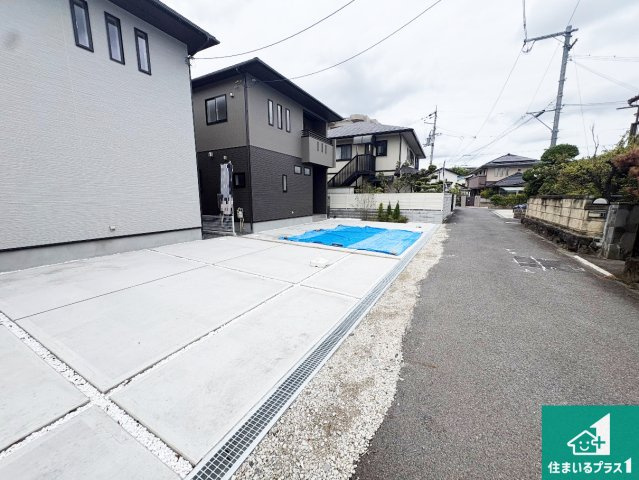 ●奈良市あやめ池南　新築一戸建ての前面道路含む現地写真|周辺は閑静な住宅街！前面道路広々で車の出し入れも便利です。駐車が苦手な方でも安心して車庫入れできます！
