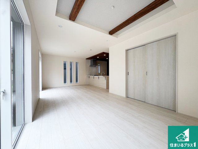 ●17(土)18(日)現地説明会！　奈良市あやめ池南　新築一戸建ての居間・リビング|日当たり良好の明るいリビングで朝の目覚めもスッキリできそう！対面キッチンでご家族のコミュニケーションも自然と増える設計！小さなお子様が遊ぶスペースを作っても広々とくつろげるLDK！