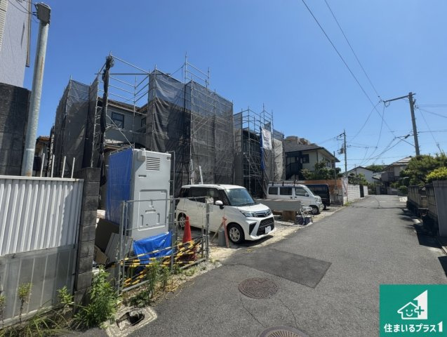 ●奈良市あやめ池南　新築一戸建ての前面道路含む現地写真|周辺は閑静な住宅街です。前面道路もしっかりと有りますので車の出し入れも安心ですよ！