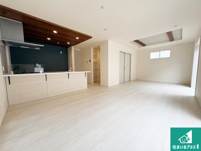 ●奈良市あやめ池南　新築一戸建ての居間・リビング|シンプルなリビングは、観葉植物等のインテリアを楽しめますね！パパ好みにも、ママ好みにも家具次第で雰囲気を変えることができます！