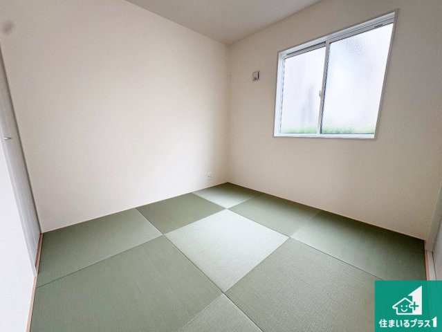 ●奈良市あやめ池南　新築一戸建ての和室|一室あると便利な和室は客間としてだけでなく、小さなお子様のプレイルームや食後のくつろぎスペースとしてもご利用いただけます。収納もついていますので大活躍間違いなし！