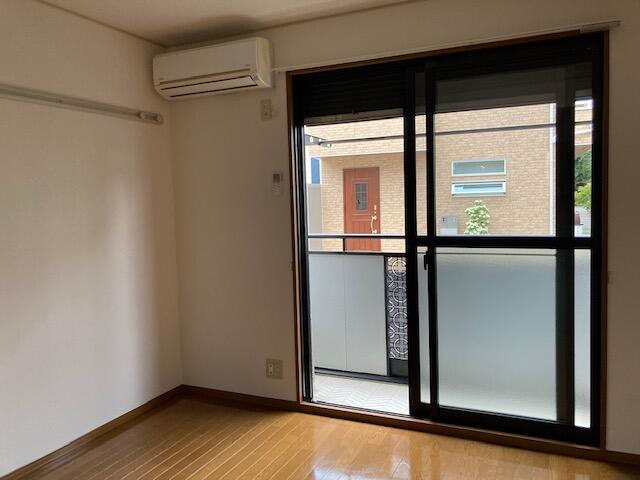 同間取りの別室の室内写真です