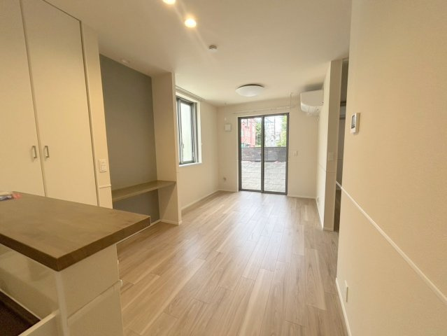 ドエル南青山の居間・リビング|★明るいフローリングの角部屋です★