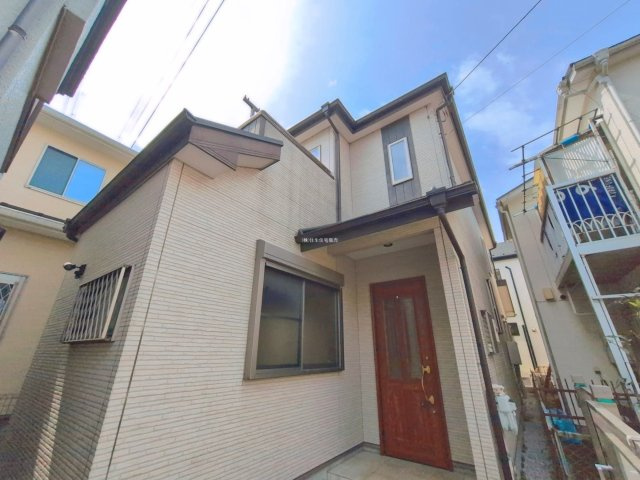 ふじみ野市大井中央２丁目の中古一戸建の外観|2026年4月撮影　
全居室6帖以上＆収納豊富で住空間広々！
駐車3台可能な広い敷地に建つ中古戸建です。
資料請求やご見学などお気軽にお問い合わせください。
