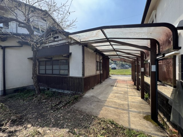 津山口中古住宅2階建　5DK＋離れ＋倉庫の駐車場