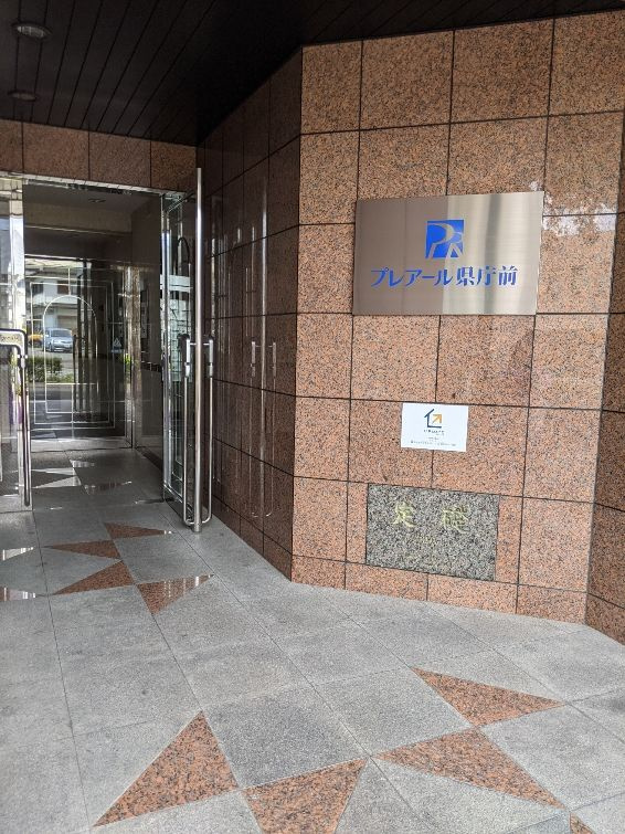 プレアール県庁前のエントランス