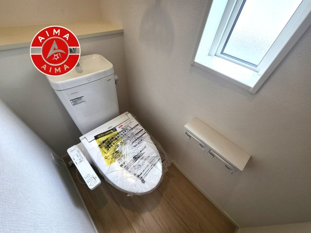 那珂川市片縄西5丁目第1-1棟（1号棟）のトイレ|トイレ・ウォシュレット付。快適で衛生的な洗浄機能付温水シャワートイレです。収納や手すりもついてます。