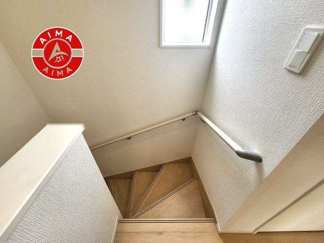 那珂川市片縄西5丁目第1-1棟（1号棟）の内装|＜手すり付階段＞手すりがないと階段の昇り降りで危険なことはもちろん、壁に手をつきながら歩くことで壁紙が汚れやすくなります。すべての方に快適に昇り降りしていただくため、手すりを設置しました。