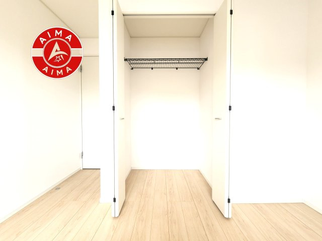 那珂川市片縄西5丁目第1-1棟（1号棟）の収納|壁面クローゼットのメリットは、衣類が横一列に並ぶためひと目で洋服が選びやすいこと。衣類をたくさんお持ちの方も、限られたスペース内に無理なく収納することができます。