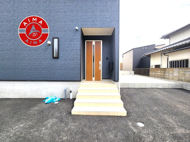 那珂川市片縄西5丁目第1-1棟（1号棟）の玄関|地盤調査済 / 玄関へ向かうまでのアプローチに漂う上質が期待感をもたせます。玄関は建物の顔。落着きを醸し出した自己主張が心に訴えてきます。