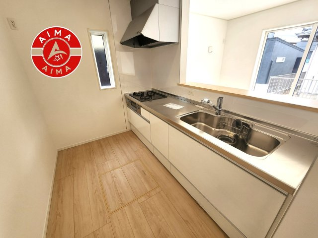 那珂川市片縄西5丁目第1-1棟（1号棟）のキッチン|カウンターキッチンなら、リビングで遊ぶ子供の様子を見ながら料理ができるので安心です。料理を運んでもらったり、子供にお手伝いしてもらいやすいのもいいですね。