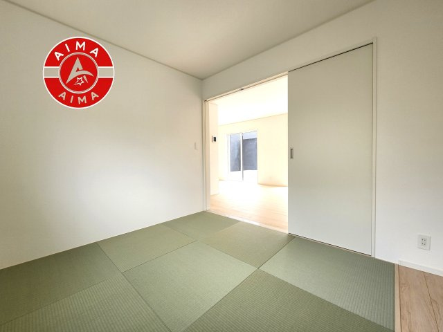 那珂川市片縄西5丁目第1-1棟（1号棟）の和室|和室を上手に活用すると暮らし方の幅が広がります。例えば普段は開け放して、子供の小さいうちはお昼寝や遊びのスペースに。畳はソフトなので転んでもケガをしにくく安心です