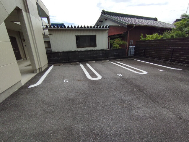 エクセルハイツ岡田の駐車場
