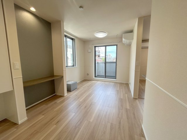 ドエル南青山の居間・リビング|★明るいフローリングの角部屋です★