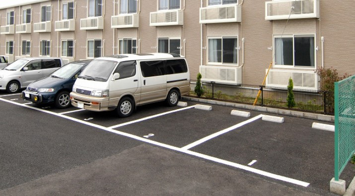 レオパレスヴィラポワールの駐車場