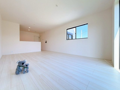 【居間・リビング】 | 藤岡市森　新築住宅 | 陽当りも良いリビング。
光が差し込む明るい空間はいつもの時間をより特別に…