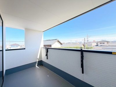 【バルコニー】 | 藤岡市森　新築住宅 | お日さまがほほえむバルコニー。洗濯物もよく乾き、季節の移ろいを感じながら過ごせます。