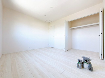 【洋室】 | 藤岡市森　新築住宅 | 広々としたプライベート空間で自分の時間を楽しめます。フローリング仕様で普段のお掃除も楽々です。