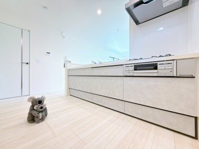 【キッチン】 | 藤岡市森　新築住宅 | お料理をしながら家族との会話が楽しめる対面キッチン。リビングで遊ぶお子様を見守りながらお料理が出来ます。