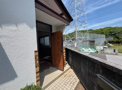 【土地60坪・庭20坪】高知市大谷　中古一戸建ての玄関|明るく清潔感のある玄関先。