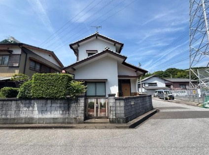 【土地60坪・庭20坪】高知市大谷　中古一戸建ての外観|白壁が青空に映える、落ち着きある佇まい。