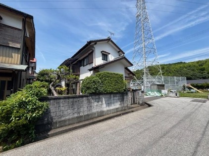 【土地60坪・庭20坪】高知市大谷　中古一戸建ての前面道路含む現地写真|開放感あふれる角地！視界を遮らない明るい住環境。