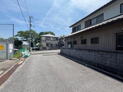 【土地60坪・庭20坪】高知市大谷　中古一戸建ての前面道路含む現地写真|前面道路は広々。お車の出し入れもスムーズな立地！