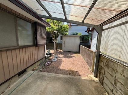 【土地60坪・庭20坪】高知市大谷　中古一戸建ての駐車場|雨の日でも安心！濡れずに乗り降りできるカーポート付駐車スペース！