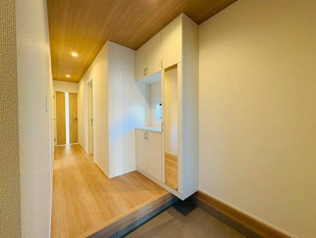 高知市介良乙9期4棟 2号棟の玄関|収納豊富な玄関でいつもすっきり。来客にも好印象の空間