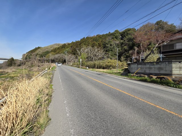 渋川市横堀　売地の前面道路含む現地写真|前面道路幅員約8.9ｍで広々！