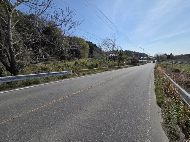 渋川市横堀　売地の前面道路含む現地写真