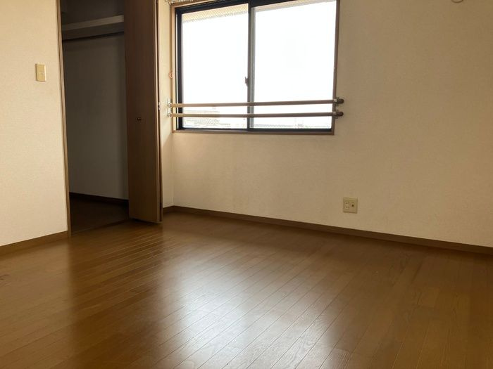 ドミールパーク江﨑の寝室|風通しも良い寝室です☆