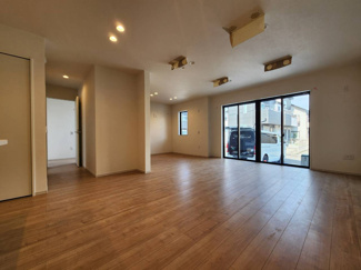 【居間・リビング】 | 立川市柏町2丁目　新築戸建　【全1棟】