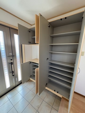 舞子坂3　中古戸建ての玄関|大型シュークローゼット