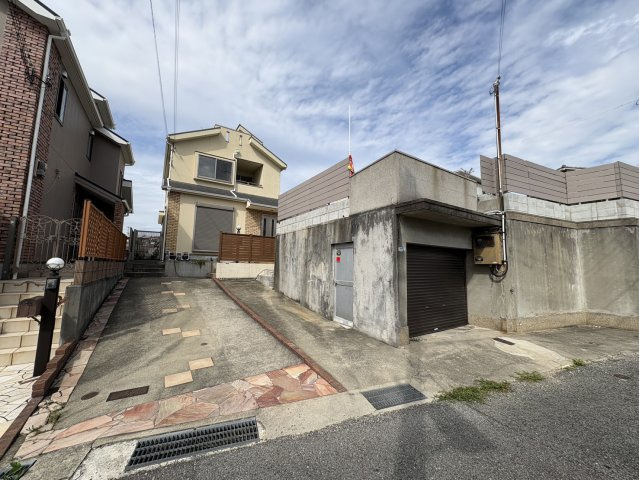 舞子坂3　中古戸建ての駐車場