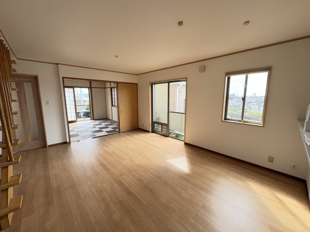 舞子坂3　中古戸建ての居間・リビング