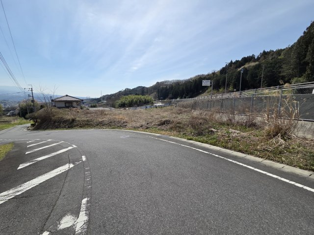 渋川市川島　売地の前面道路含む現地写真