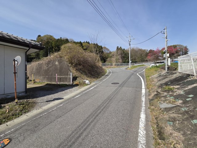 渋川市川島　売地の前面道路含む現地写真